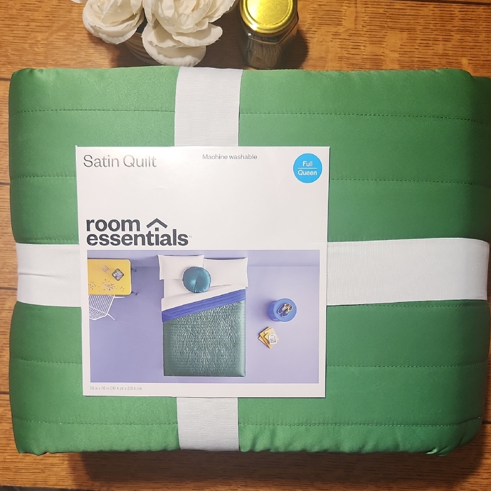 Room Essentials Satin Quilt - Green and Blue Reversible NWT